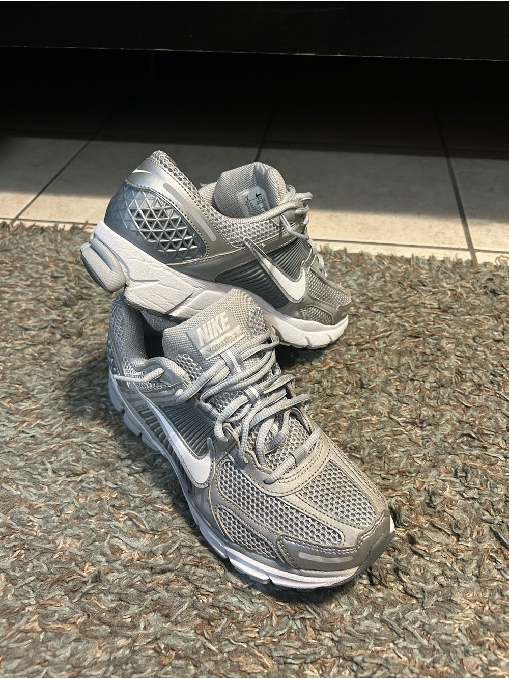 Nike Men’s Silver/Gray Mesh Athletic Sneakers